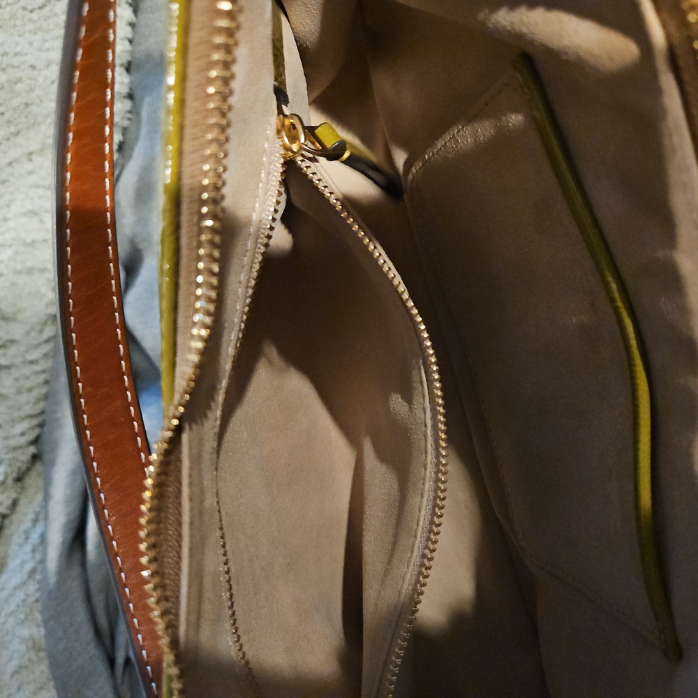 Tory Burch Mercer Patent Crescent Bag in 🍐 - Picture 8 of 10